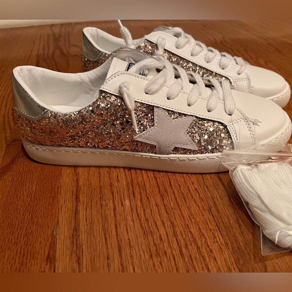 NEW Vintage Havana “Betsy Gold White” fashion sneakers, Size 7